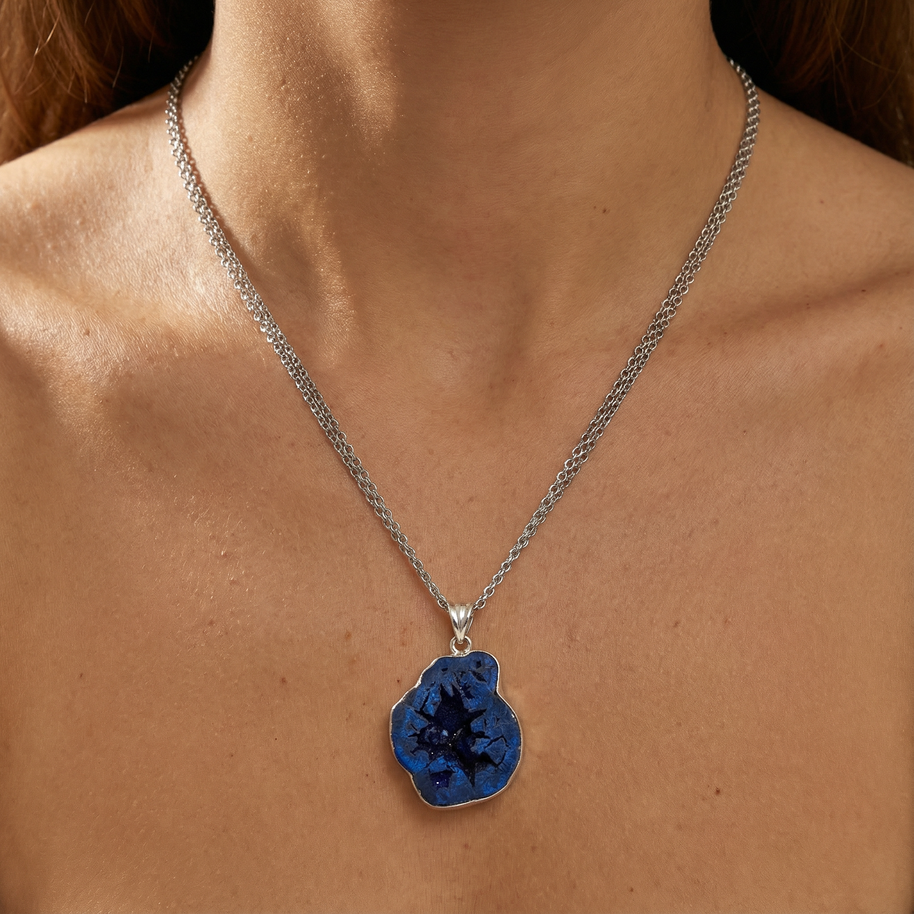 Azurite – Stone of Intuition, Wisdom & Deep Transformation Approx. 4.5 cm total length Approx. 3.7 cm stone length