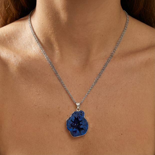 Azurite – Stone of Intuition, Wisdom & Deep Transformation Approx. 4.5 cm total length Approx. 3.7 cm stone length