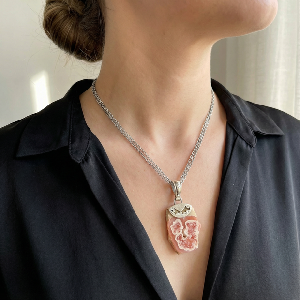 Rhodochrosite – Stone of Love, Self-Healing & Emotional Harmony Approx. 4.3 cm total length Approx. 3.5 cm stone length